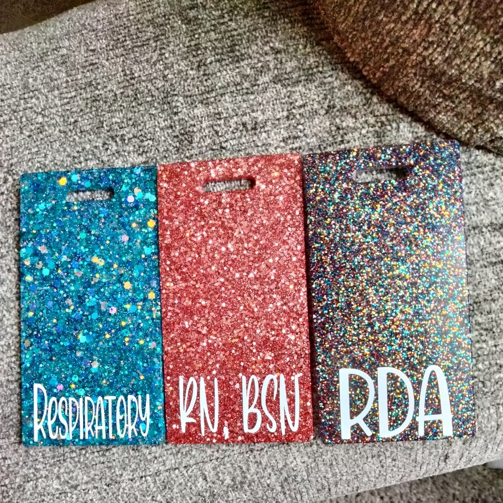 Customizable glitter badge buddy